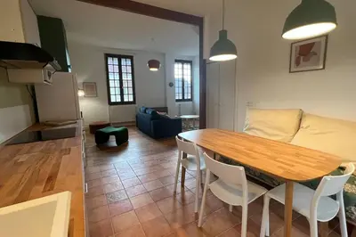 Cuisine ou kitchenette dans l'établissement Tous au jardin