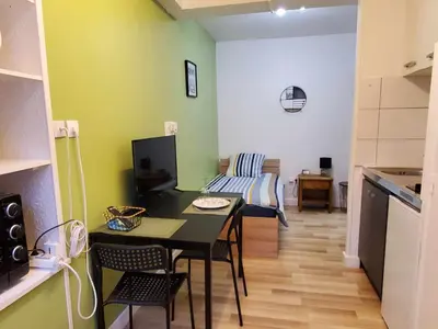 Télévision ou salle de divertissement dans l'établissement Studio vert tout équipé wifi