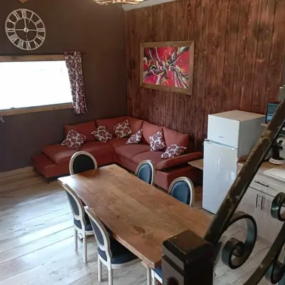 Coin salon dans l'établissement A la cabane des Bois dessus Tiny Gite