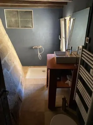 Salle de bains dans l'établissement La Tour