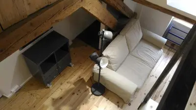 Télévision ou salle de divertissement dans l'établissement Studio meublé proche conseil départemental du Jura