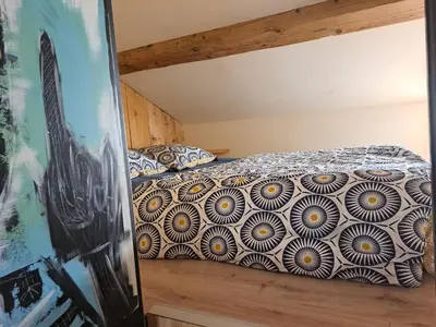 Un ou plusieurs lits dans un hébergement de l'établissement Studio meublé proche conseil départemental du Jura