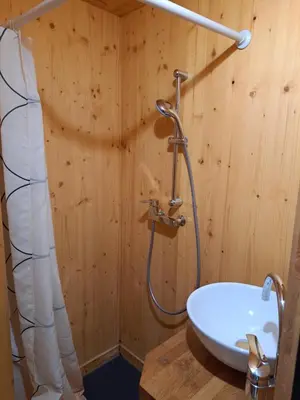 Salle de bains dans l'établissement Studio meublé proche conseil départemental du Jura
