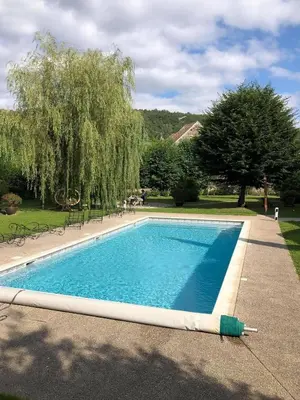 Piscine de l'établissement Les Trois Faisans ou située à proximité