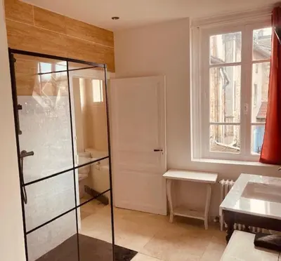 Salle de bains dans l'établissement Le Commerce