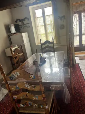 Coin salon dans l'établissement maison de 100 m2 comprenant 3 chambres avec jardin