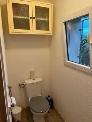Salle de bains dans l'établissement maison de 100 m2 comprenant 3 chambres avec jardin