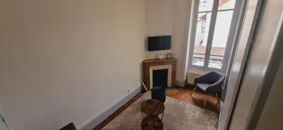 Télévision ou salle de divertissement dans l'établissement MINSHUKU