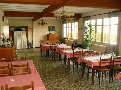 Restaurant ou autre lieu de restauration dans l'établissement Auberge Fleurie