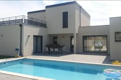 Piscine de l'établissement location villa moderne piscine ou située à proximité