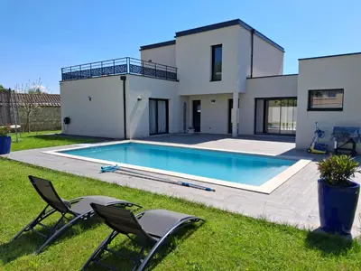 Piscine de l'établissement location villa moderne piscine ou située à proximité