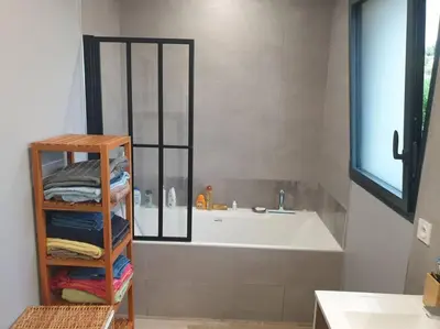 Salle de bains dans l'établissement location villa moderne piscine