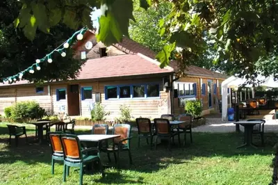 Jardin de l'établissement ZEcamping 3 étoiles animaux acceptés bar épicerie et restaurant