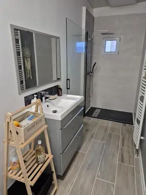 Salle de bains dans l'établissement Maison au calme avec jardin