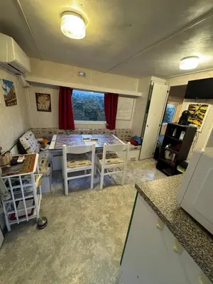 Cuisine ou kitchenette dans l'établissement Mobilhome situé côté ville et côté campagne