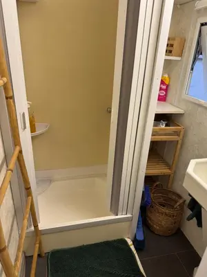 Salle de bains dans l'établissement Mobilhome situé côté ville et côté campagne