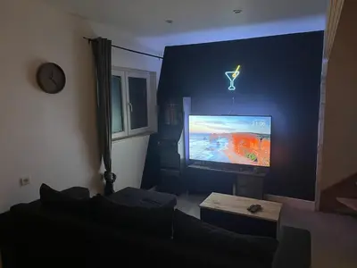 Télévision ou salle de divertissement dans l'établissement Chalet 6-8 personnes avec jeux et jaccuzi - Nahleo Chalet