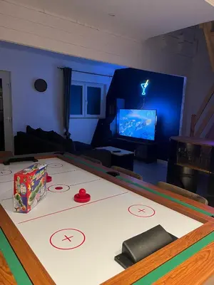 Télévision ou salle de divertissement dans l'établissement Chalet 6-8 personnes avec jeux et jaccuzi - Nahleo Chalet