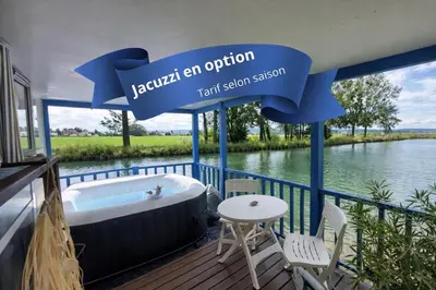 Vue sur la rivière ou le fleuve situé(e) à proximité de le bateau