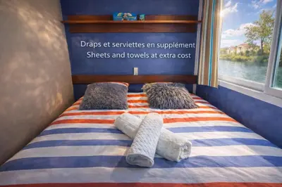 Un ou plusieurs lits dans un hébergement de l'établissement Cottage flottant Terrasse Jacuzzi privé en supplément près Dijon