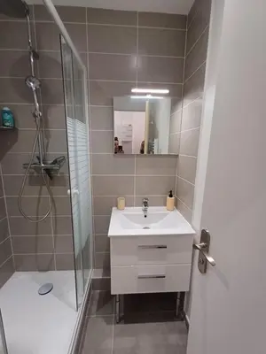 Salle de bains dans l'établissement *Monge Zola*