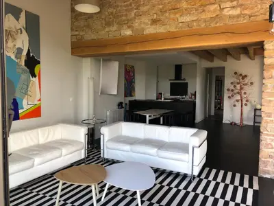 Télévision ou salle de divertissement dans l'établissement appartement contemporain dans une authentique demeure viticole