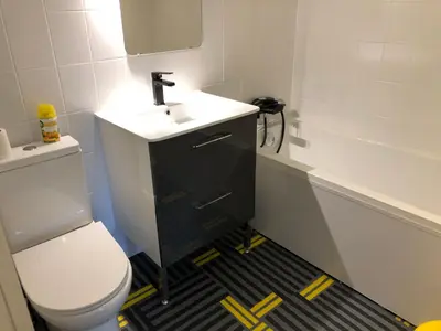 Salle de bains dans l'établissement appartement contemporain dans une authentique demeure viticole