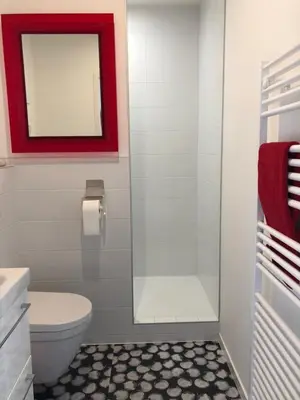 Salle de bains dans l'établissement appartement contemporain dans une authentique demeure viticole