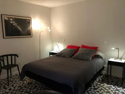 Un ou plusieurs lits dans un hébergement de l'établissement appartement contemporain dans une authentique demeure viticole