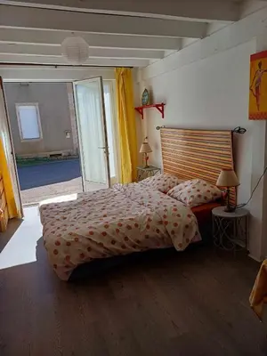 Un ou plusieurs lits dans un hébergement de l'établissement Studio meublé