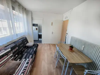 Coin salon dans l'établissement Courtépée - Apt 4 Prs avec balcon en centre ville