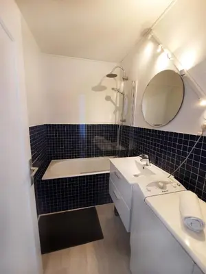 Salle de bains dans l'établissement Courtépée - Apt 4 Prs avec balcon en centre ville