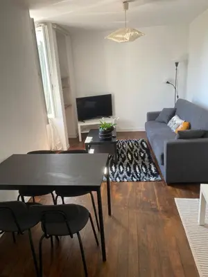 Télévision ou salle de divertissement dans l'établissement Haut de jardin dans une maison
