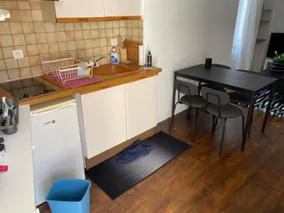 Cuisine ou kitchenette dans l'établissement Haut de jardin dans une maison