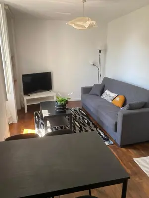 Télévision ou salle de divertissement dans l'établissement Haut de jardin dans une maison