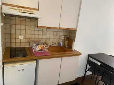 Cuisine ou kitchenette dans l'établissement Haut de jardin dans une maison