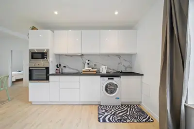 Cuisine ou kitchenette dans l'établissement Lion King Appart 65 m2 tout inclus, rénové, Calme, parking facile
