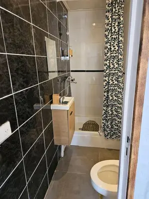 Salle de bains dans l'établissement studio à 30 min des lacs
