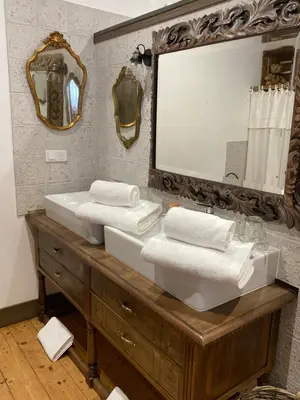 Salle de bains dans l'établissement Le Moulin de Visargent