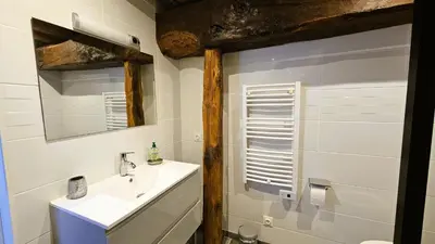 Salle de bains dans l'établissement La GRANGE D'AZE
