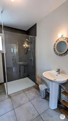 Salle de bains dans l'établissement Gîte du Pin