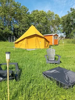 Jardin de l'établissement Tente au milieu des chevaux