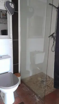 Salle de bains dans l'établissement Petit gîte de Montassin