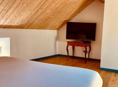 Télévision ou salle de divertissement dans l'établissement La Chambre du Clos - Meursault