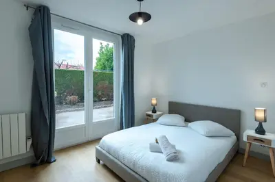 Un ou plusieurs lits dans un hébergement de l'établissement Belle maison rénovée avec jacuzzi