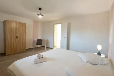 Un ou plusieurs lits dans un hébergement de l'établissement Belle maison rénovée avec jacuzzi