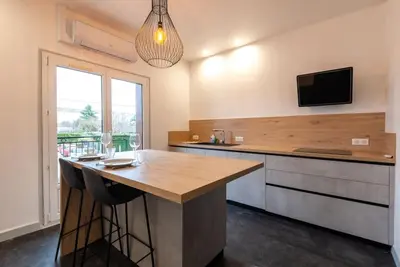 Cuisine ou kitchenette dans l'établissement Belle maison rénovée avec jacuzzi