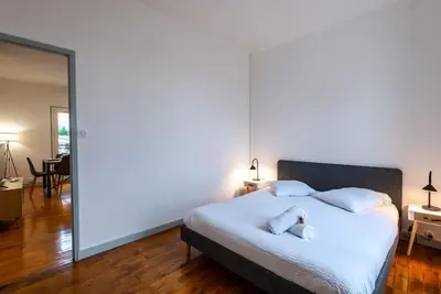 Un ou plusieurs lits dans un hébergement de l'établissement Belle maison rénovée avec jacuzzi