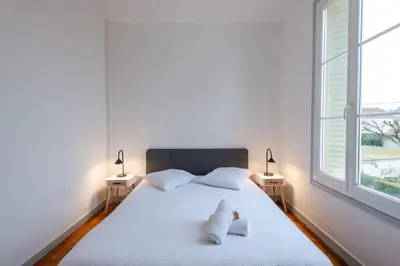 Un ou plusieurs lits dans un hébergement de l'établissement Belle maison rénovée avec jacuzzi