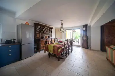 Cuisine ou kitchenette dans l'établissement Au bord de La Saône - Maison pour 6 avec jardin
